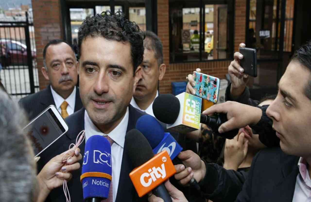 A su llegada, los hermanos hablaron con los medios de comunicación, ante los que manifestaron la confianza que tenían en ser declarados inocentes de los cargos de encubrimiento y destrucción de pruebas. Foto: Guillermo Torres/SEMANA.