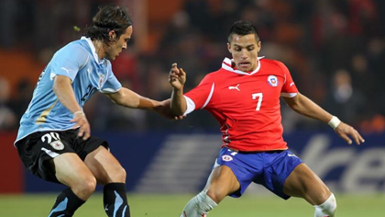 Álvaro González (izq) disputa el balón ante Alexis Sánchez (der).
