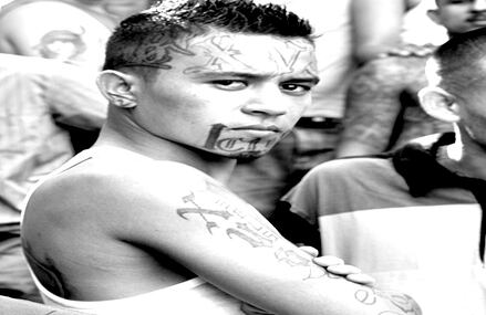 "Pedimos que al menos nos traigan cubos de basura para no tener el piso lleno de excrementos", dice uno de los pandilleros. 
