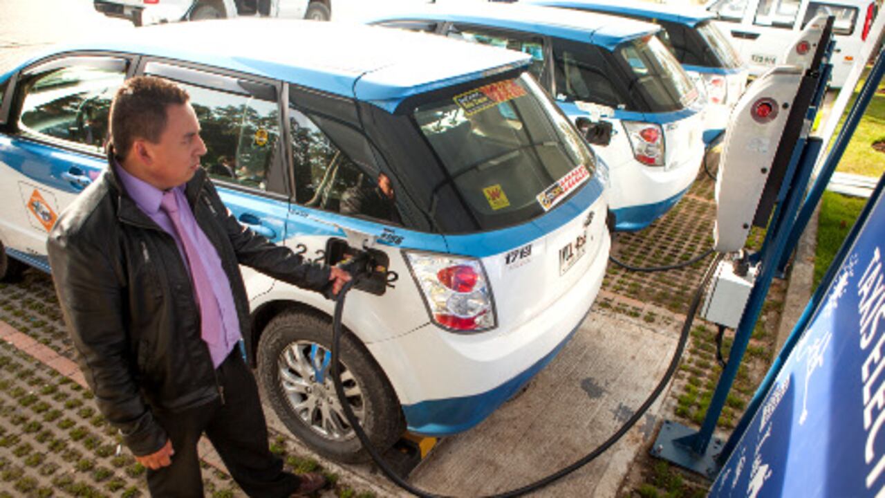 Con El Salitre, ya son tres las electrolineras que Codensa ha puesto en servicio para uso del los taxis eléctricos. Las otras dos se encuentran ubicadas en el parqueadero subterráneo del Tercer Milenio y en la diagonal 47 con 77C.
