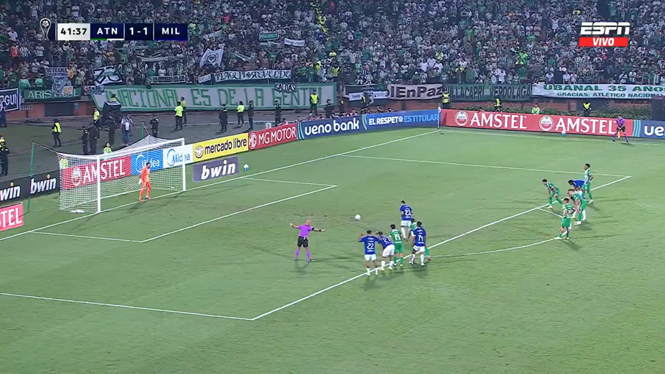 Momento del remate de Leonardo Castro.