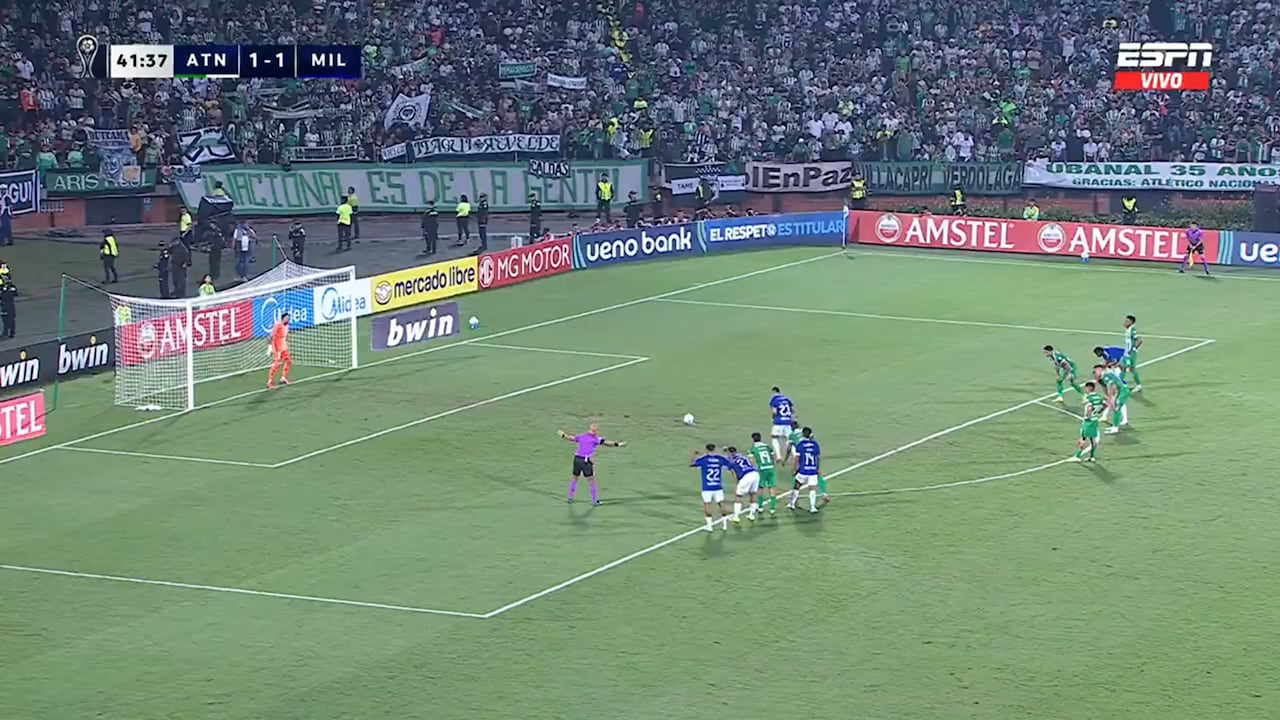 Momento del remate de Leonardo Castro.