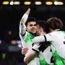 Diogo Jota celebrando con Luis Díaz el segundo gol del Liverpool