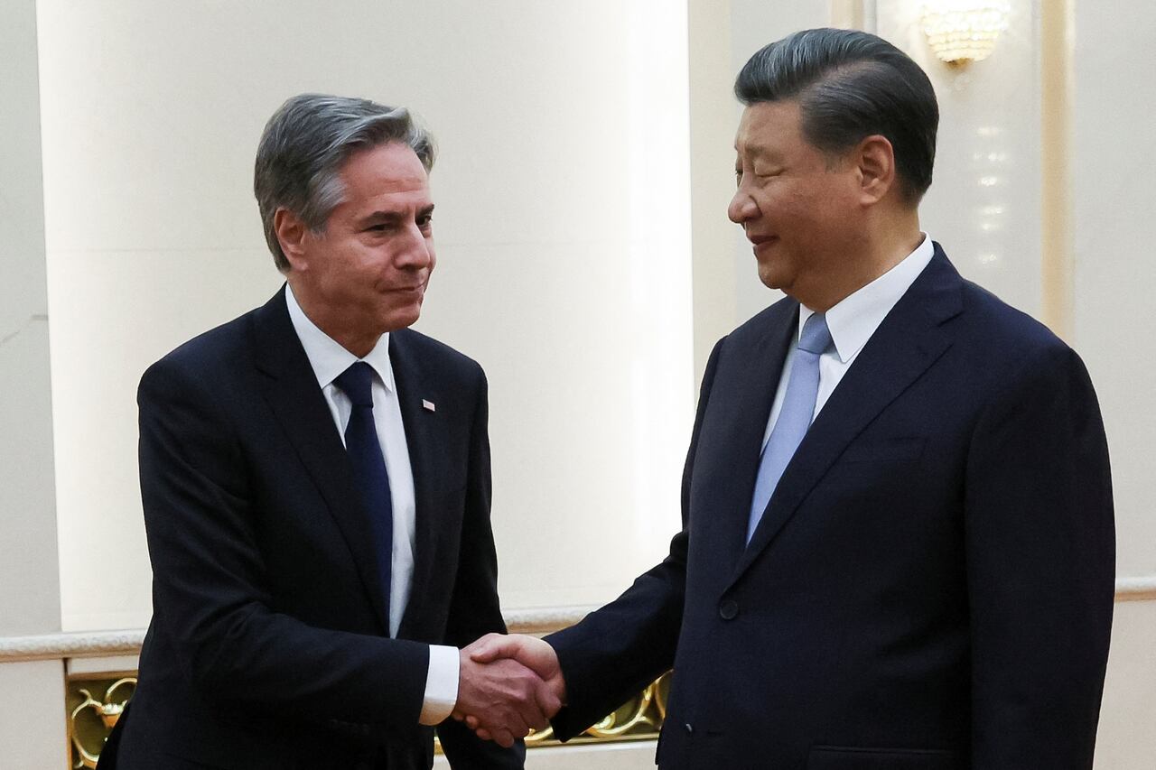 El secretario de Estado de EE. UU., Antony Blinken, le da la mano al presidente chino, Xi Jinping, en el Gran Salón del Pueblo en Beijing, China