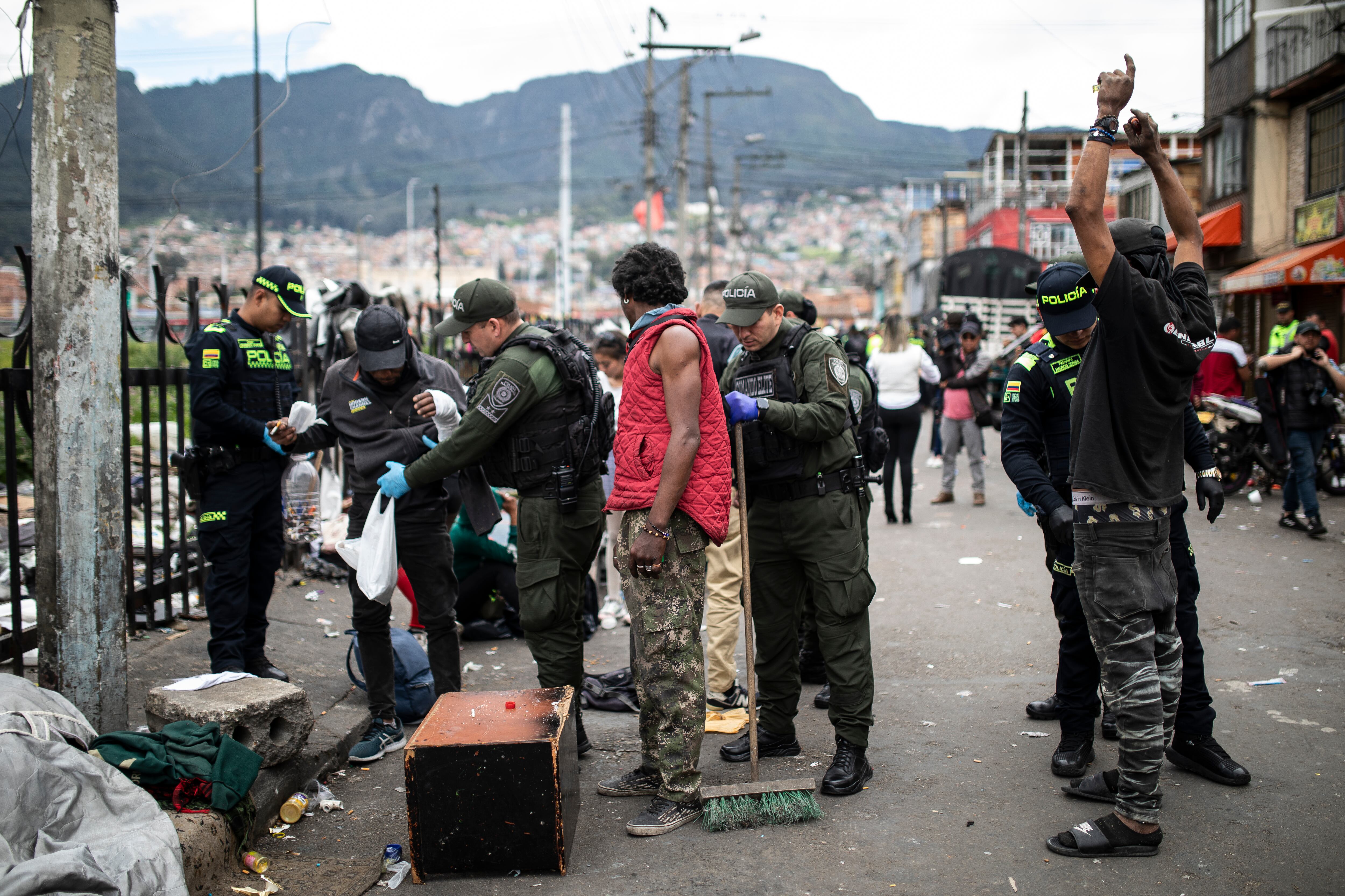 Intervención en el barrio san bernardo en el centro de Bogotá Policía Nacional