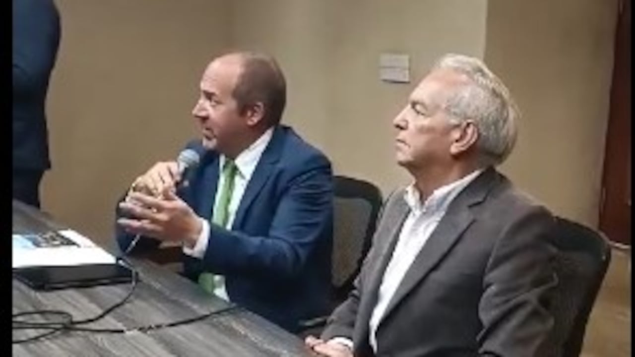 Álvaro Santos Pereira, economista de la OCDE, y Ricardo Bonilla, ministro de Hacienda