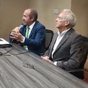 Álvaro Santos Pereira, economista de la OCDE, y Ricardo Bonilla, ministro de Hacienda