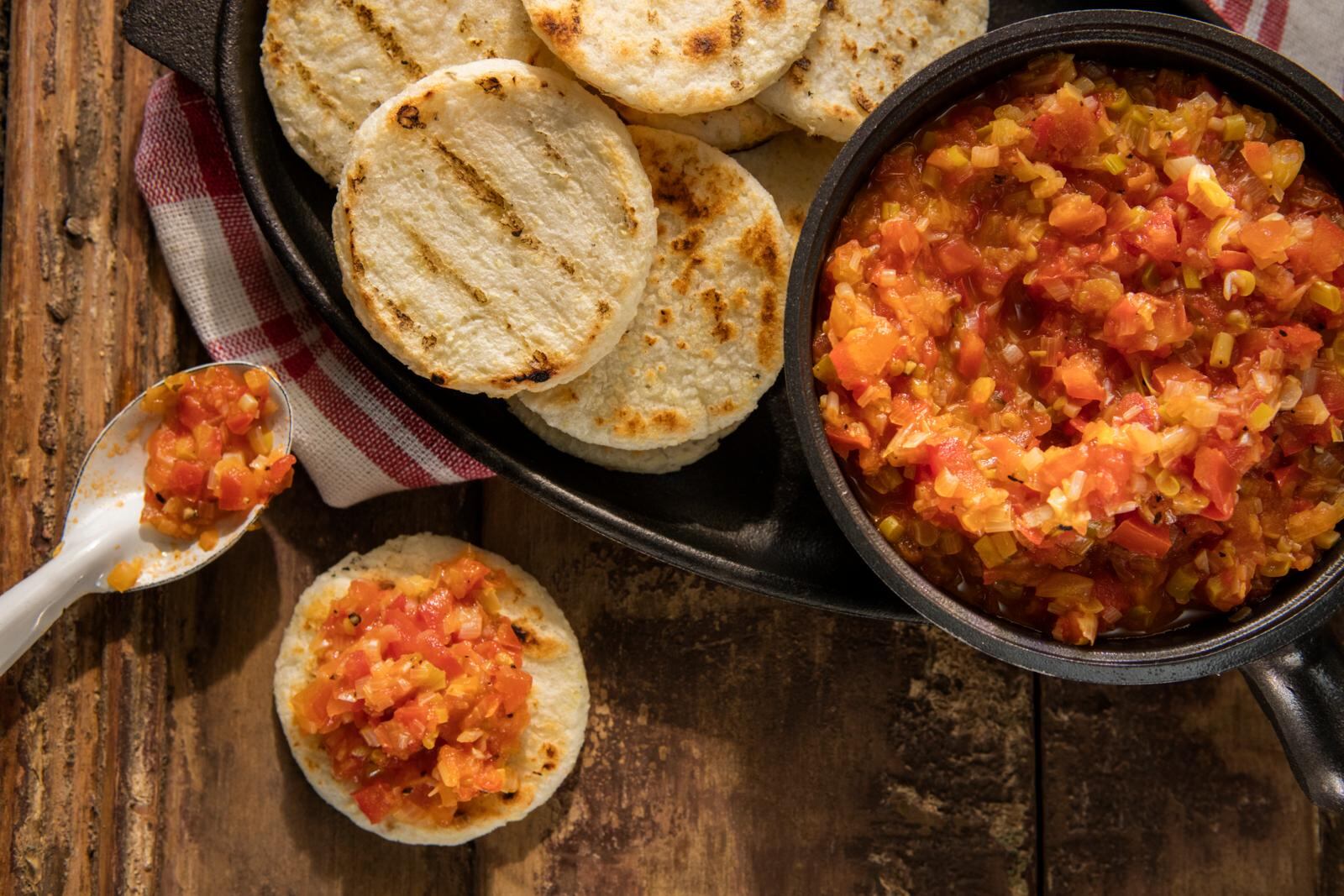 Arepa con ‘hogao’, plato típico colombiano.