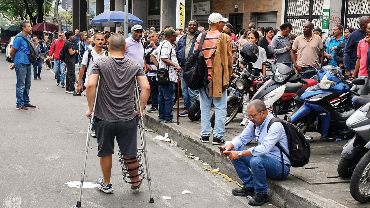En medio de la crisis de la salud y mientras el Congreso y el Gobierno se enfrentan por la reforma, millones de personas están sin atención oportuna.
