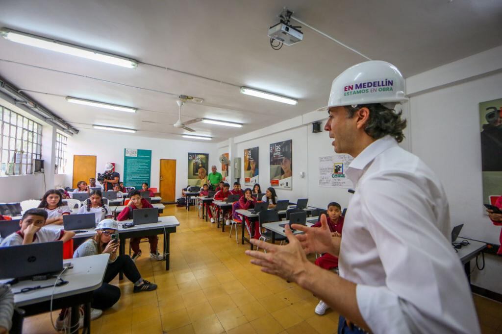 Alcalde de Medellín, Daniel Quintero, en un aula de clase de la ciudad.