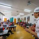 Alcalde de Medellín, Daniel Quintero, en un aula de clase de la ciudad.