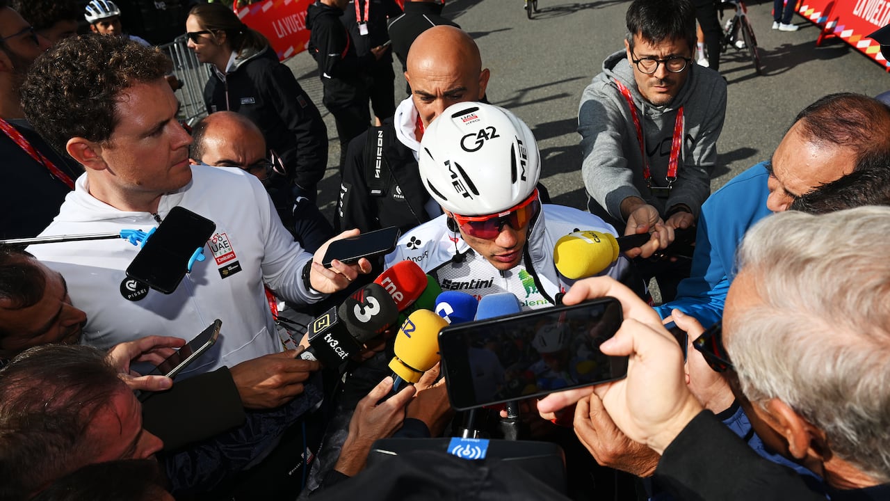 Juan Ayuso hablando con la prensa en la Vuelta a España 2025