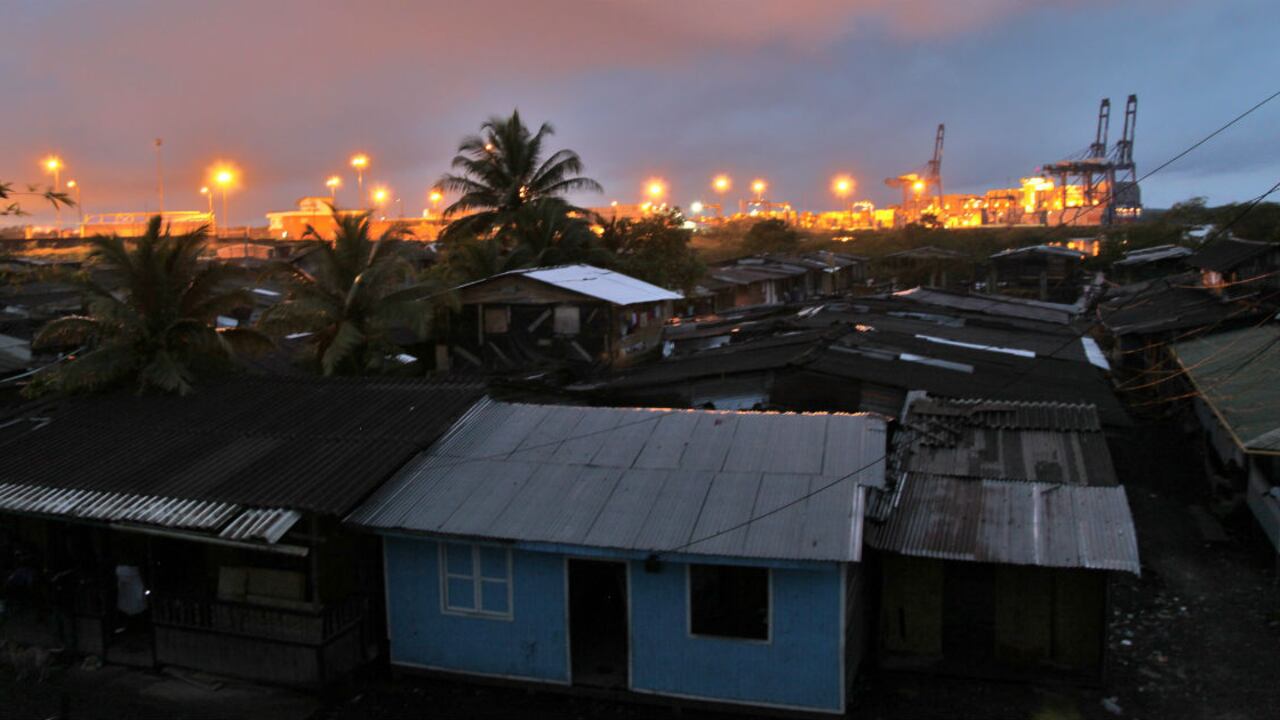 Al fondo la sociedad portuaria de Buenaventura.