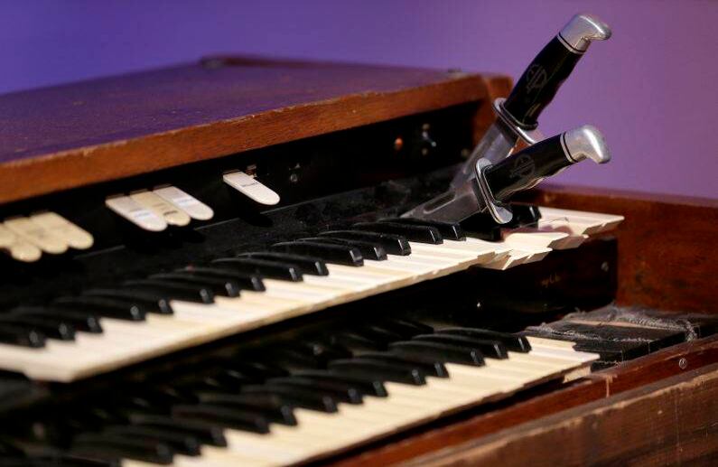 Este organo pertenecía a Keith Emerson, el tecladista de bandas como The Nice y Emerson, Lake and Palmer. Los cuchillos los usaba para sostener sus notas y partituras. FOTO: Seth Wenig / AP