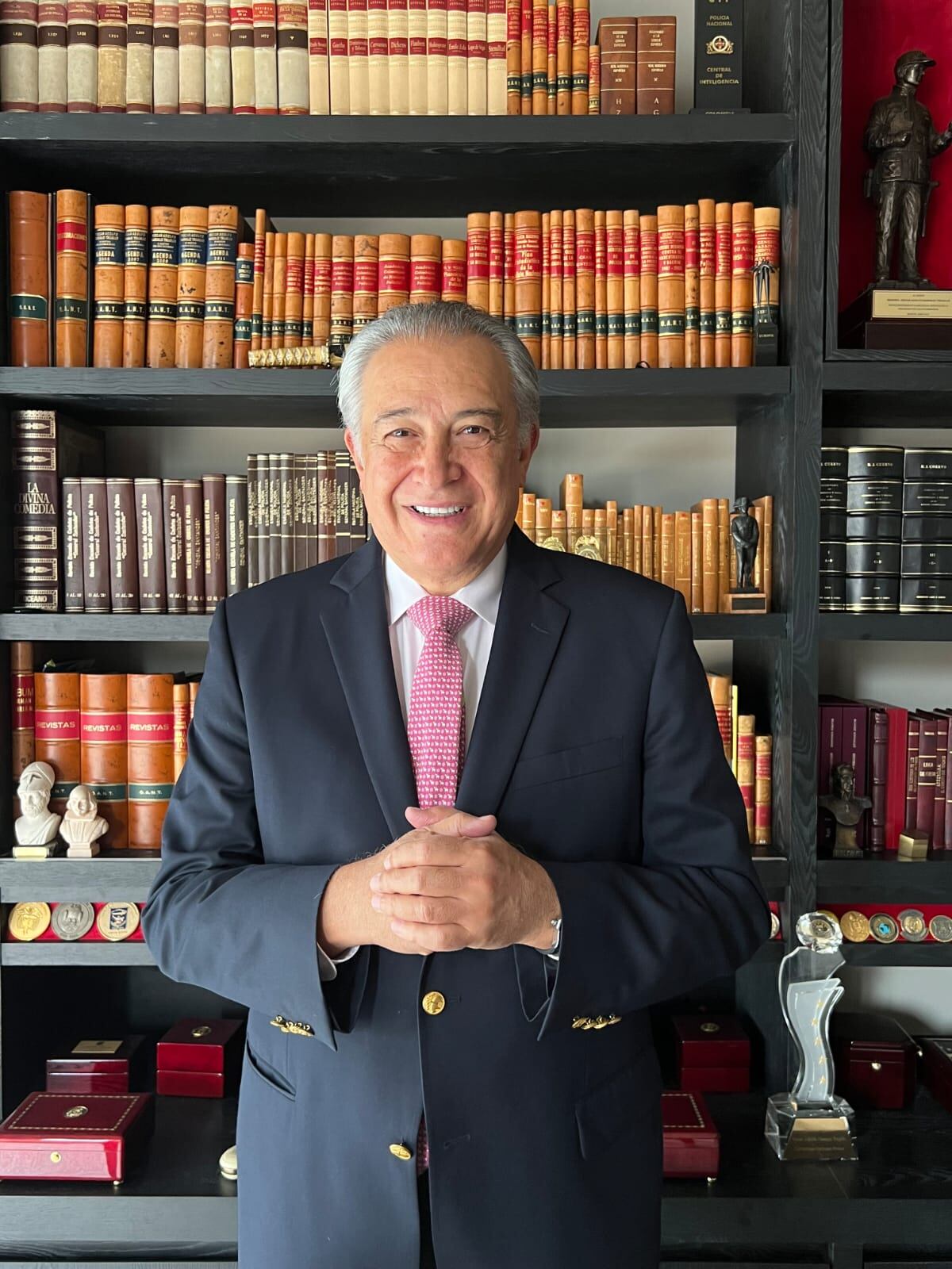 El general (r) Óscar Naranjo hablo con El País sobre su experiencia durante los años de búsqueda de Pablo Escobas a 30 años de su caída.