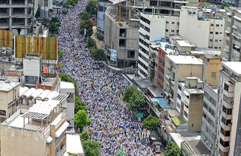 Miles de venezolanos marchan por las calles de Caracas, para exigir un referendo revocatorio.