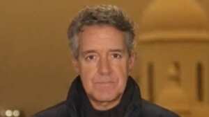 Fuerte explosión en Kiev, quedó registrada justo cuando el periodista Charlie D'Agata, terminaba de dar su informe.