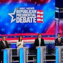 Los candidatos presidenciales republicanos de izquierda, el exgobernador de Nueva Jersey Chris Christie, la exembajadora de la ONU Nikki Haley, el gobernador de Florida Ron DeSantis, el empresario Vivek Ramaswamy y el senador Tim Scott, republicano por Carolina del Sur, participan en un debate de las primarias presidenciales republicanas organizado por NBC Noticias del miércoles 8 de noviembre de 2023 en el Centro Adrienne Arsht para las Artes Escénicas del condado de Miami-Dade en Miami. (Foto AP/Rebecca Blackwell)