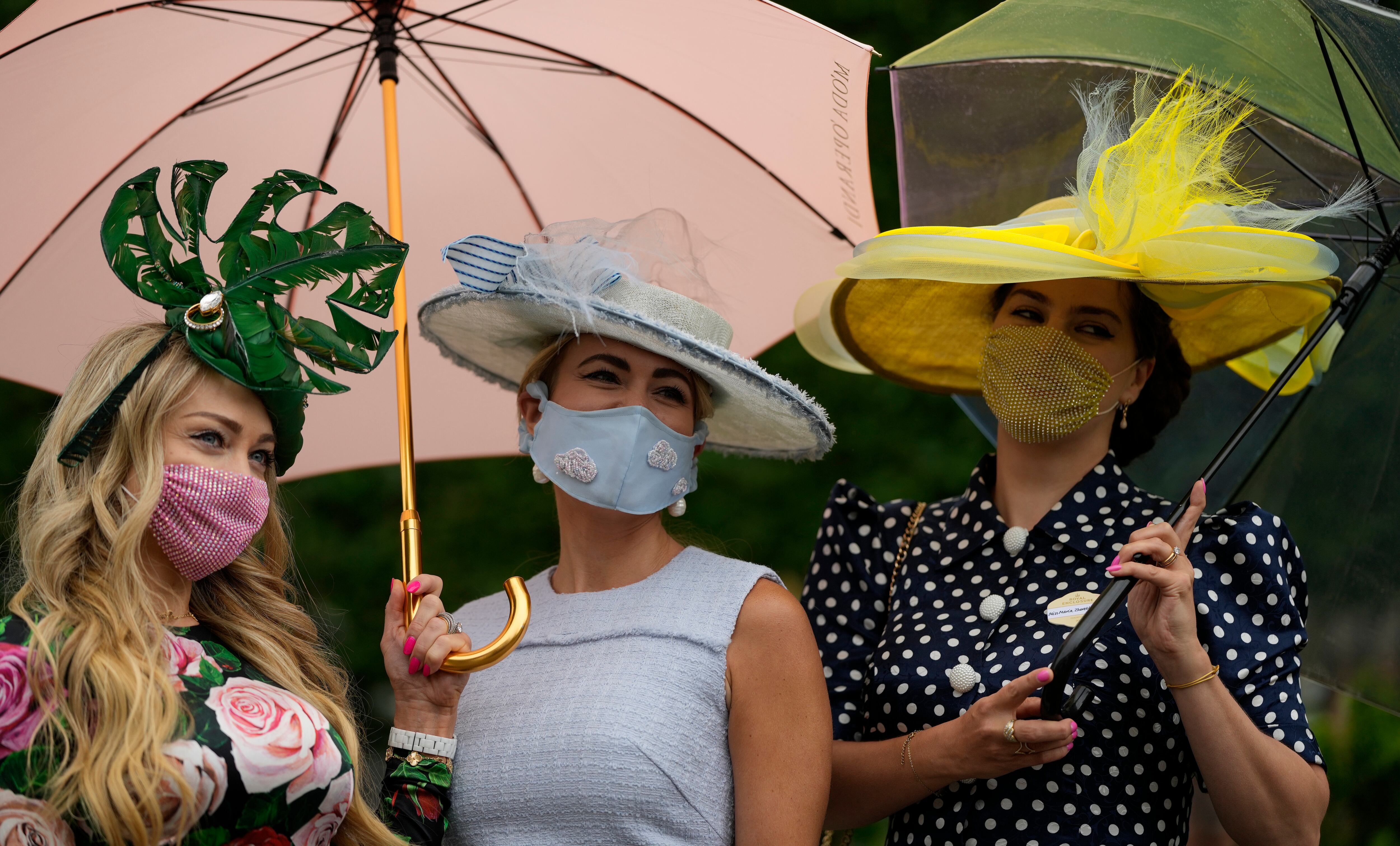 Lesya Warren,  Ekaterina Ozcherov Marina Zherebtsova, tres bellas socialites de Londres.