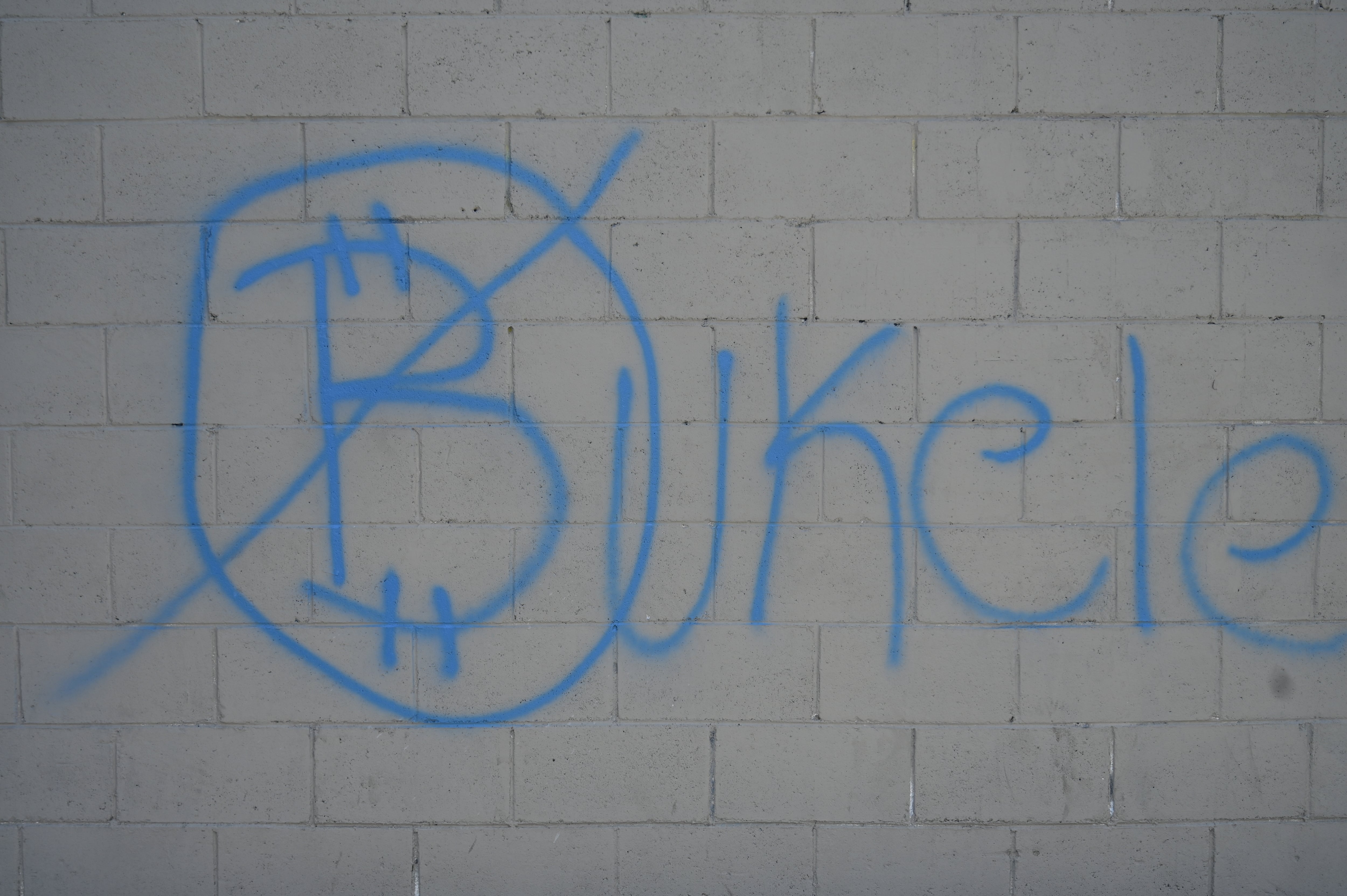 Vista de un graffiti durante una protesta contra la circulación de Bitcoin en San Salvador el 7 de septiembre de 2021. - El Salvador se convierte el martes en el primer país del mundo en aceptar Bitcoin como moneda de curso legal, a pesar del escepticismo nacional generalizado y las advertencias internacionales de riesgos para consumidores. (Foto de MARVIN RECINOS / AFP)