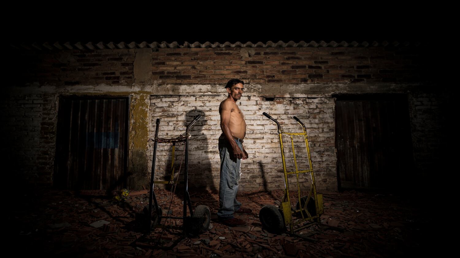 Decenas de 'carruncheros' se ganan la vida en la frontera con Venezuela ayudando a pasar maletas y mercancías.