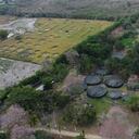 La finca aparece como propiedad del cantante Alex Manga.