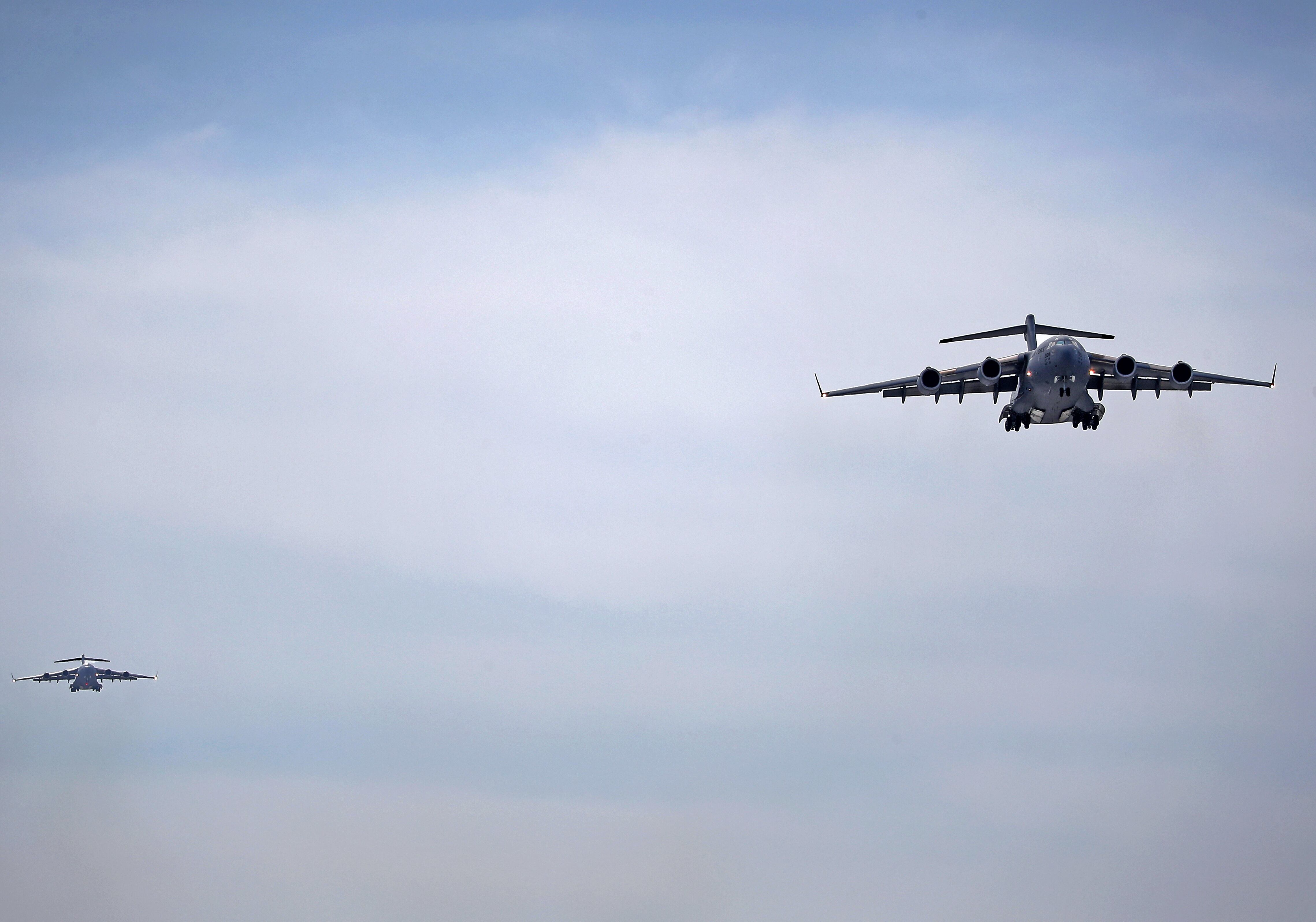 Boeing C-17A Globemaster III, de la US Air Force (USAF), llegando a la base militar de Zaragoza durante las maniobras militares de la NATO Defender Europe 23 (Swift Response 23) que se celebran en Zaragoza, entre el 8 y el 14 de mayo de 2023.