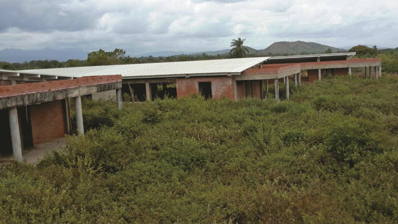La construcción del megacolegio de Paz de Ariporo, Casanare, fue abandonada en 2013 y aún hoy no se ha terminado.