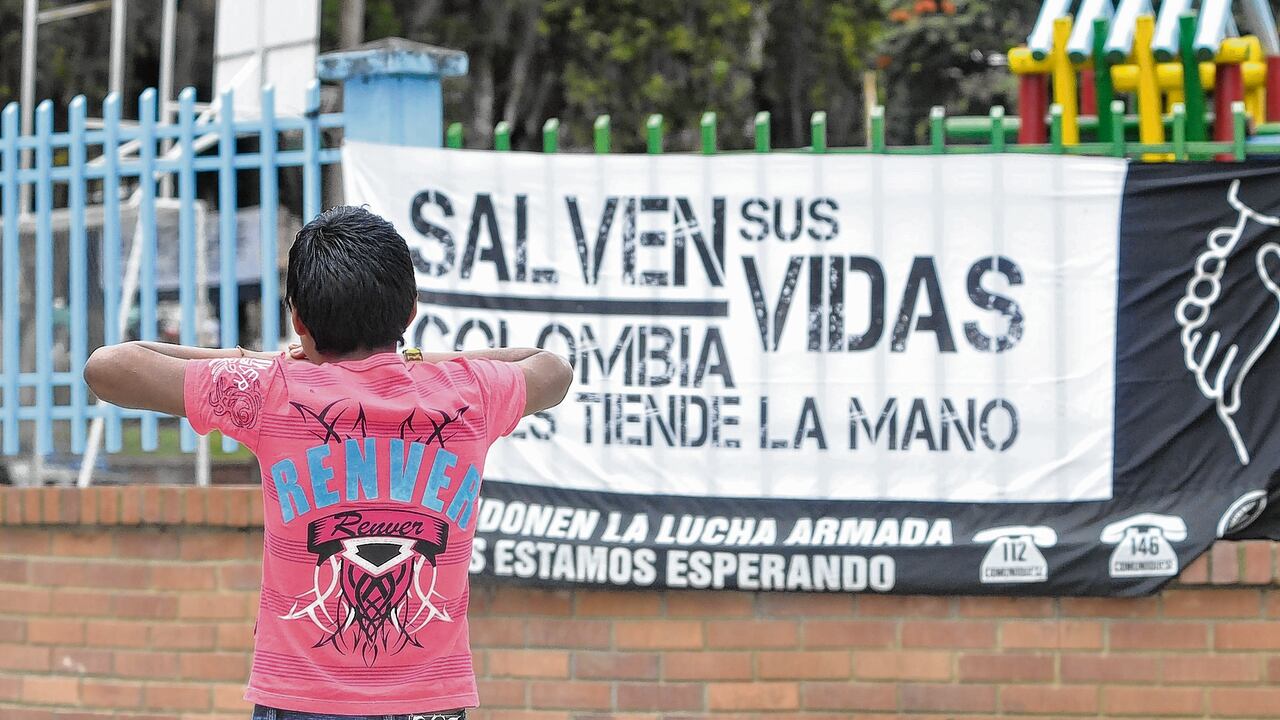 La reconfiguración del conflicto armado tras el fallido proceso de paz, la compleja situación social y geográfica de los territorios indígenas, sumada a la falta de oportunidades en educación y trabajo, hacen de los jóvenes presa fácil de los grupos armados en el Cauca.