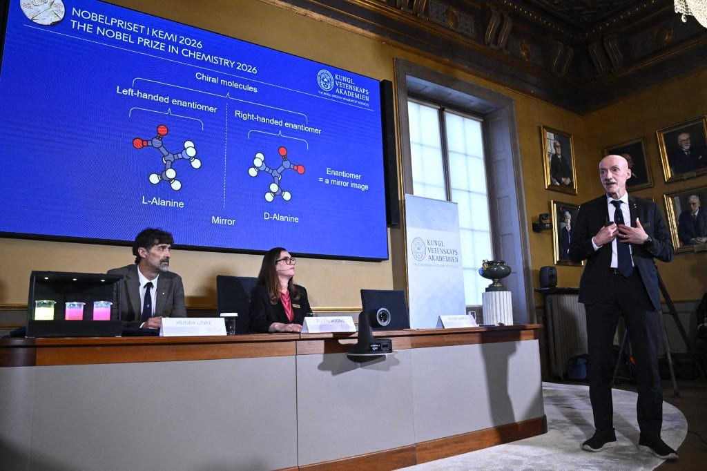 Henri Kagan y Kenso Soai son galardonados con el Premio Nobel de Química de 2026 durante una conferencia de prensa en la Real Academia Sueca de Ciencias en Estocolmo, Suecia, el 7 de octubre de 2026.