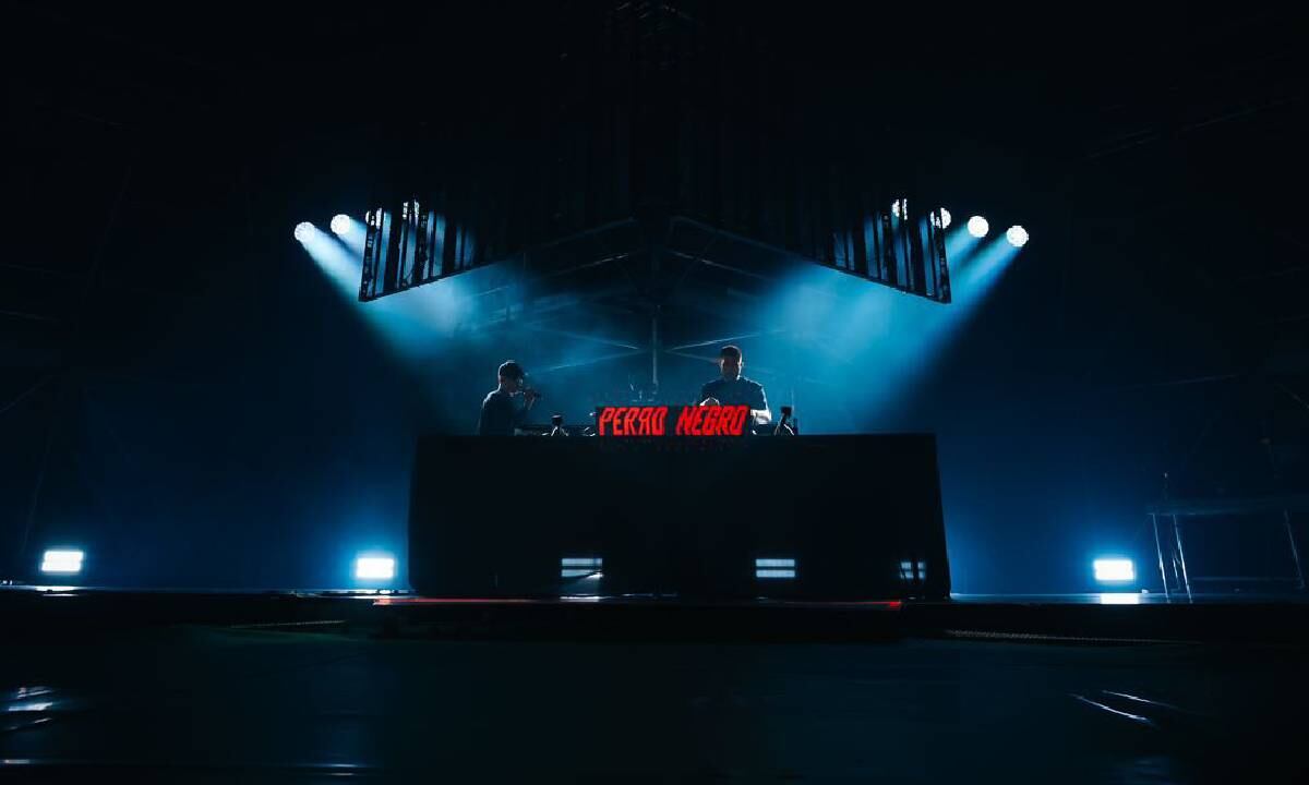 "Antes un bar de malandros, cantantes y futbolistas que, en el siglo XXI, revive como un club de puro reggaetón en Provenza".