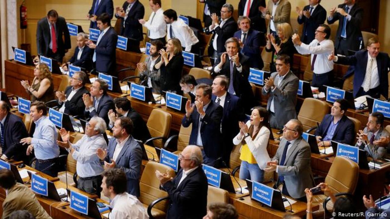 La discusión legislativa sobre la penalización del negacionismo remite a la experiencia alemana. Este país, así como otros estados europeos, cuenta con una ley que sanciona a quien públicamente apruebe, niegue o minimice los crímenes del Holocausto. (Sesión en el Congreso chileno).