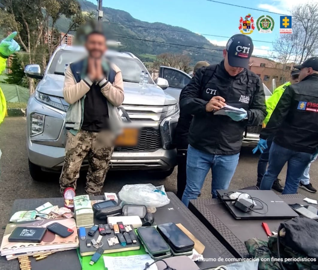 ELEMENTOS INCAUTADOS A ALIAS FIRÚ, JEFE DE LAS DISIDENCIAS DE LAS FARC QUE SE MOVILIZABA EN CAMIONETA DE LA UNP