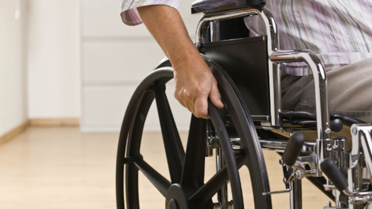 En el mundo, cerca de 2,5 millones de personas padecen esclerosis múltiple que suele manifestarse entre los 20 y 40 años de edad