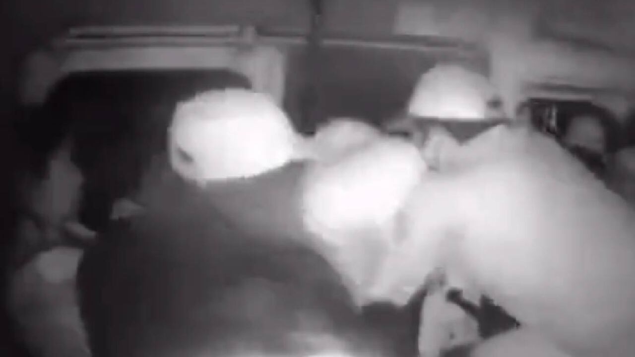 Pasajeros empujaron de bus en movimiento a dos ladrones que pretendían asaltarlos.