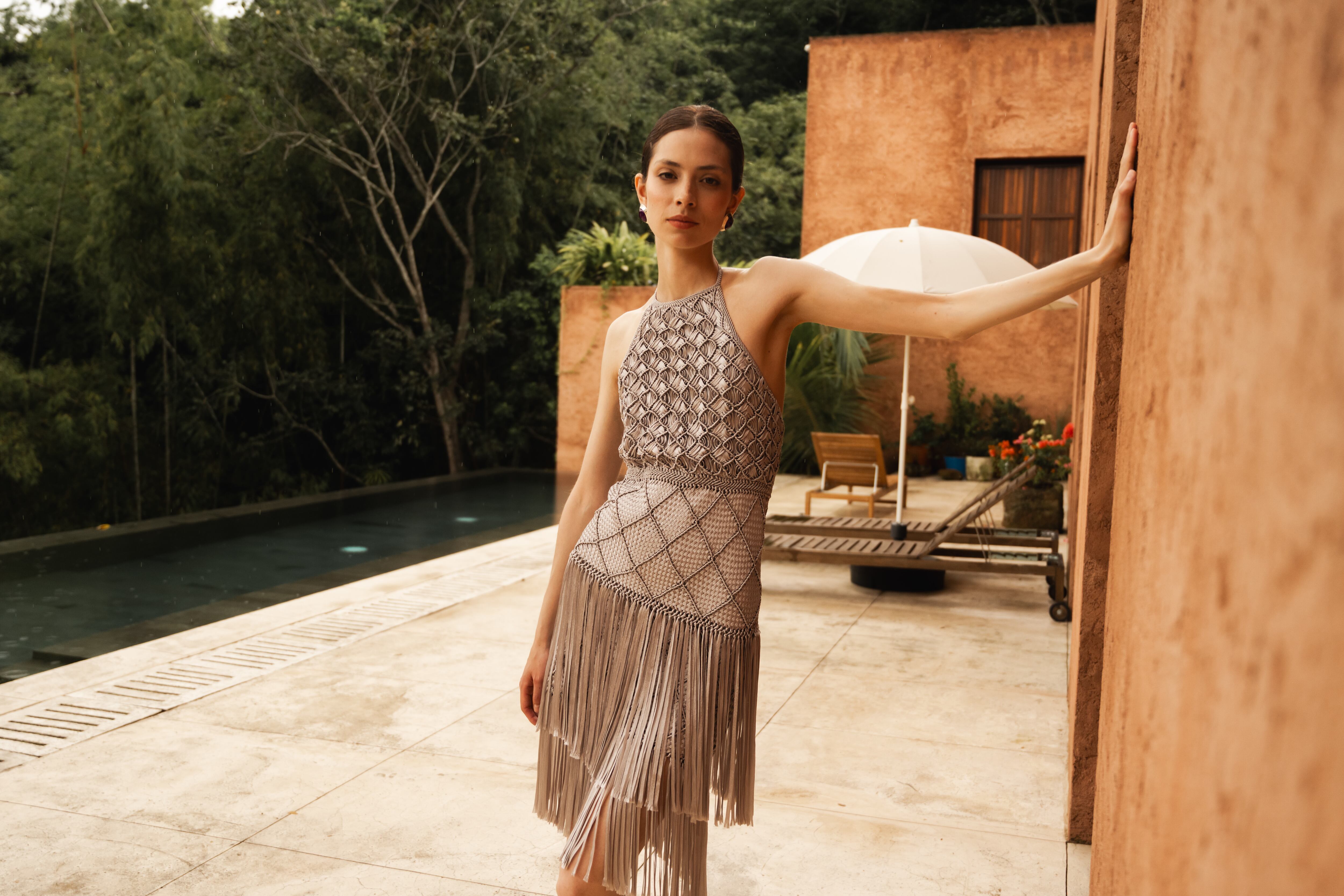 Vista general de una salida de pasarela con diseño contemporáneo y elementos artesanales colombianos.