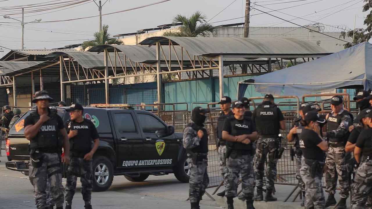 Policía ecuatoriana intenta controlar los incidentes en cárcel de Guayaquil. (Photo by Gerardo MENOSCAL / AFP)