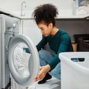 Mantener limpia su lavadora no solo garantiza ropa fresca, sino que también previene averías costosas. Descubra la frecuencia ideal de limpieza aquí.