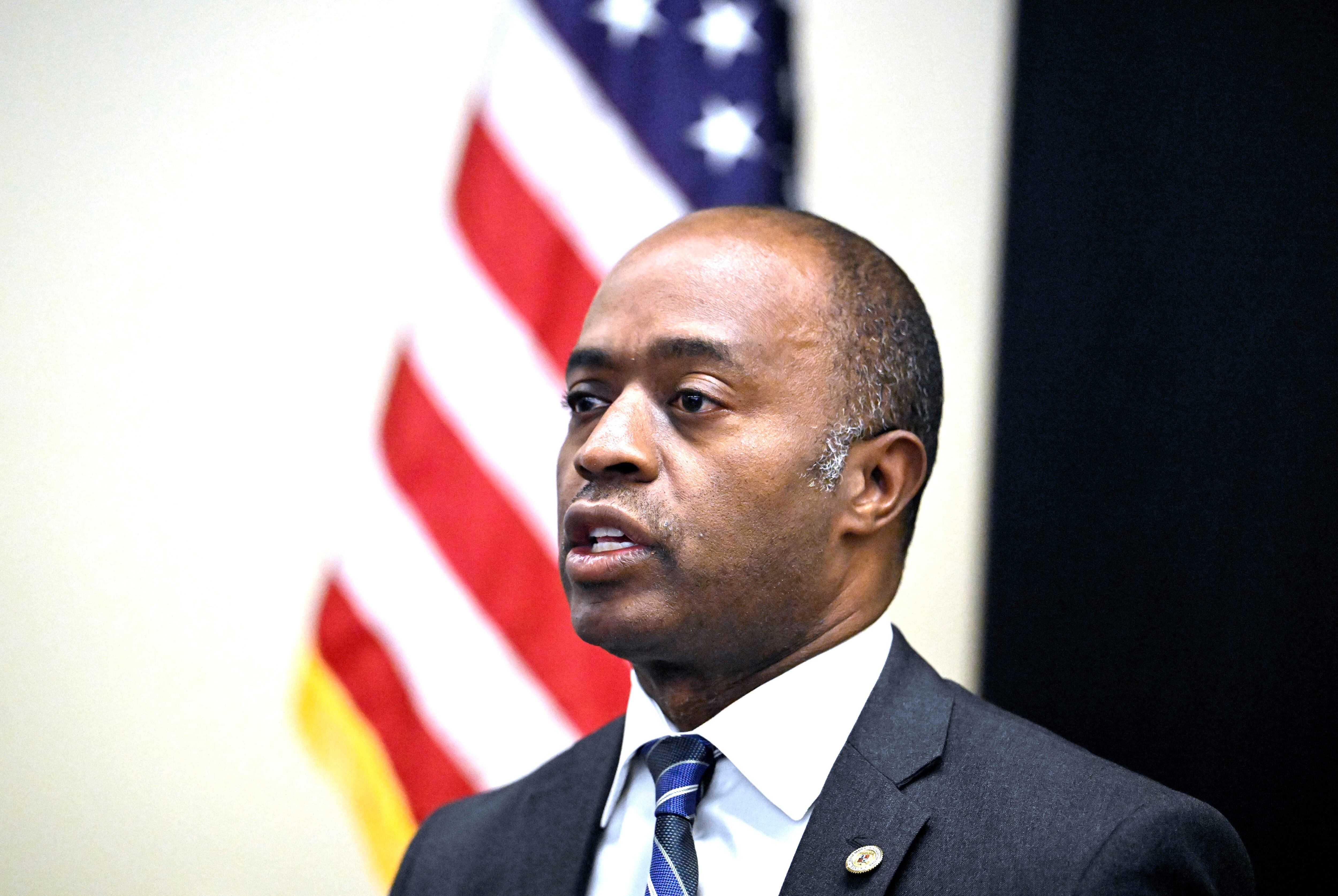 Tony Thurmond Superintendente de Instrucción Pública del estado de California.