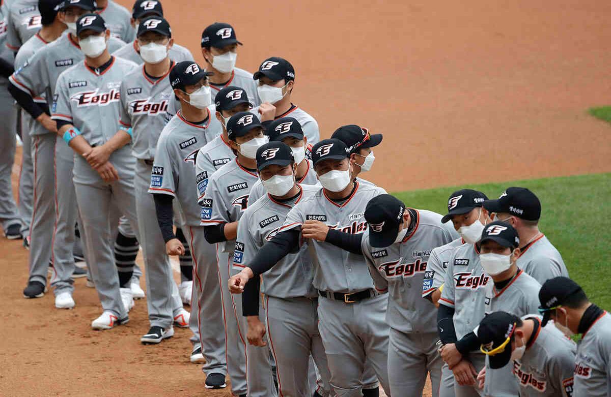 Como se ve , el tapabocas se volverá otro elemento infaltable en varios deportes. Los jugadores del equipo de béisbol Hanwha Eagles los lucieron durante el inicio de la temporada, en el partido contra SK Wyverns, en Incheon, Corea del Sur, el 5 de mayo. Foto: Lee Jin-man/ AP
