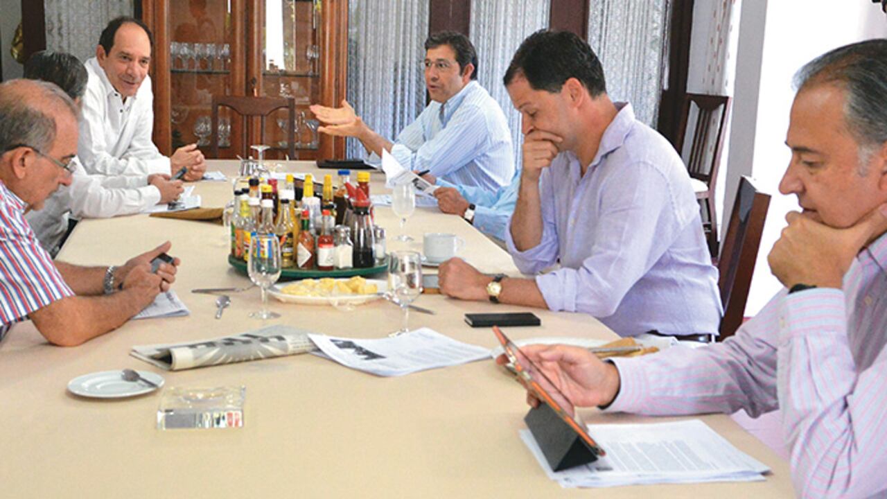 Esta semana empezó a funcionar la subcomisión jurídica, a la que se integraron los constitucionalistas Juan Carlos Henao, Manuel José Cepeda (ambos al fondo en la foto) y Doug Cassel. Se espera que esta subcomisión le imprima velocidad al acuerdo sobre víctimas que lleva más de un año en discusión.