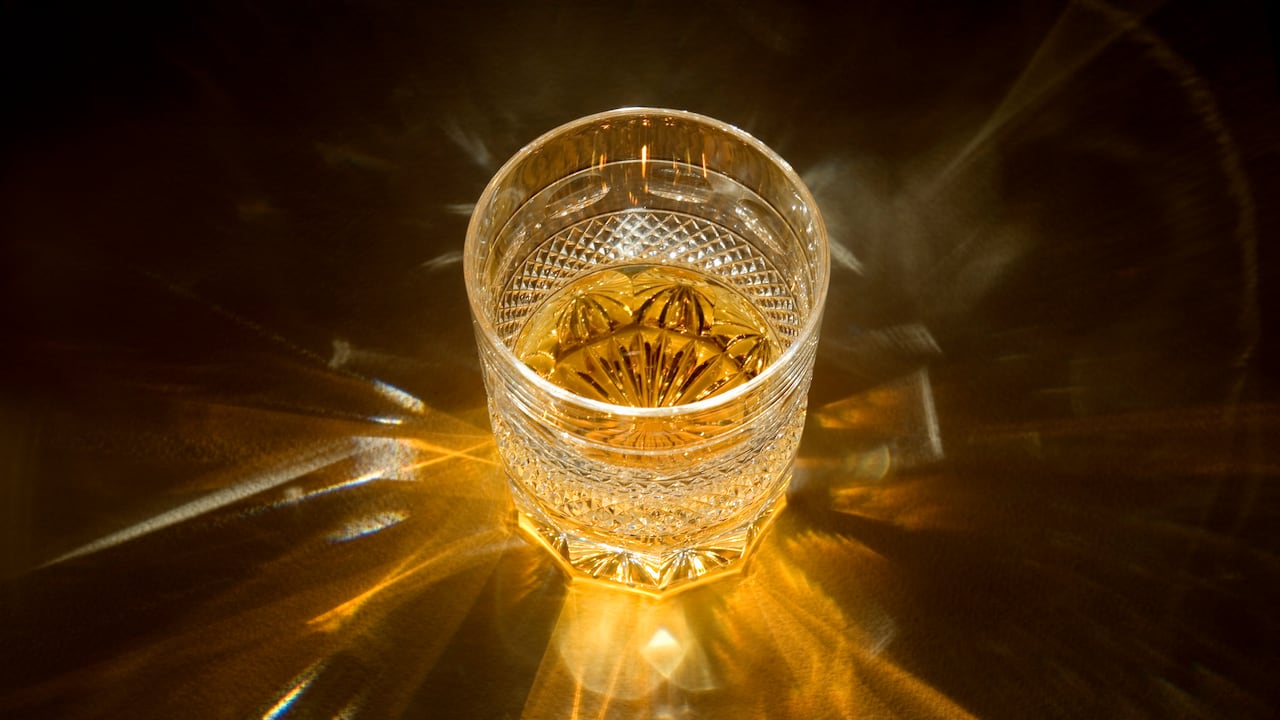 El whisky para algunos puristas es mejor beberlo sin hielo, pero otros prefieren agregar unas gotas de agua para realzar los sabores.