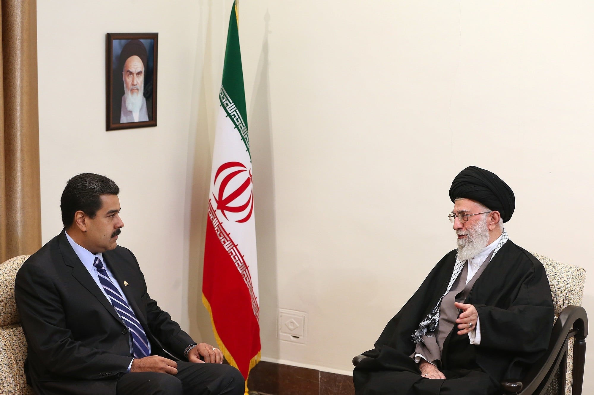 El presidente venezolano, Nicolás Maduro (izq.), se reúne con el líder supremo de Irán, el ayatolá Alí Jamenei (der.), en el marco de la visita de Maduro al Foro de Países Exportadores de Gas (GECF) en Teherán, Irán, el 23 de noviembre de 2015.