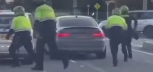 Un hombre al volante de un lujoso vehículo BMW, aparentemente bajo los efectos del alcohol, protagonizó una serie de accidentes.