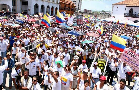 A pesar del fuerte calor, que llegaba a los 33 grados centígrados, los cartageneros salieron a las calles para marchar por la libertad de los secuestrados del país. En la plaza de la Aduana en el casco viejo de Cartagena la asistencia fue masiva con miles de personas que codo a codo y con camisetas blancas con el lema “Libérenlos ya” y “Colombia soy yo”.
