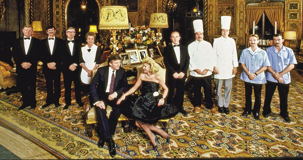 Donald e Ivana con el staff de Mar-a Lago, la mansión con decorados rococó por la cual él pagó 10 millones de dólares, por insistencia de ella, en Palm Beach. A las 118 habitaciones originales de este “Versalles made in Florida”, le agregaron un salón de baile de 1900 metros cuadrados.