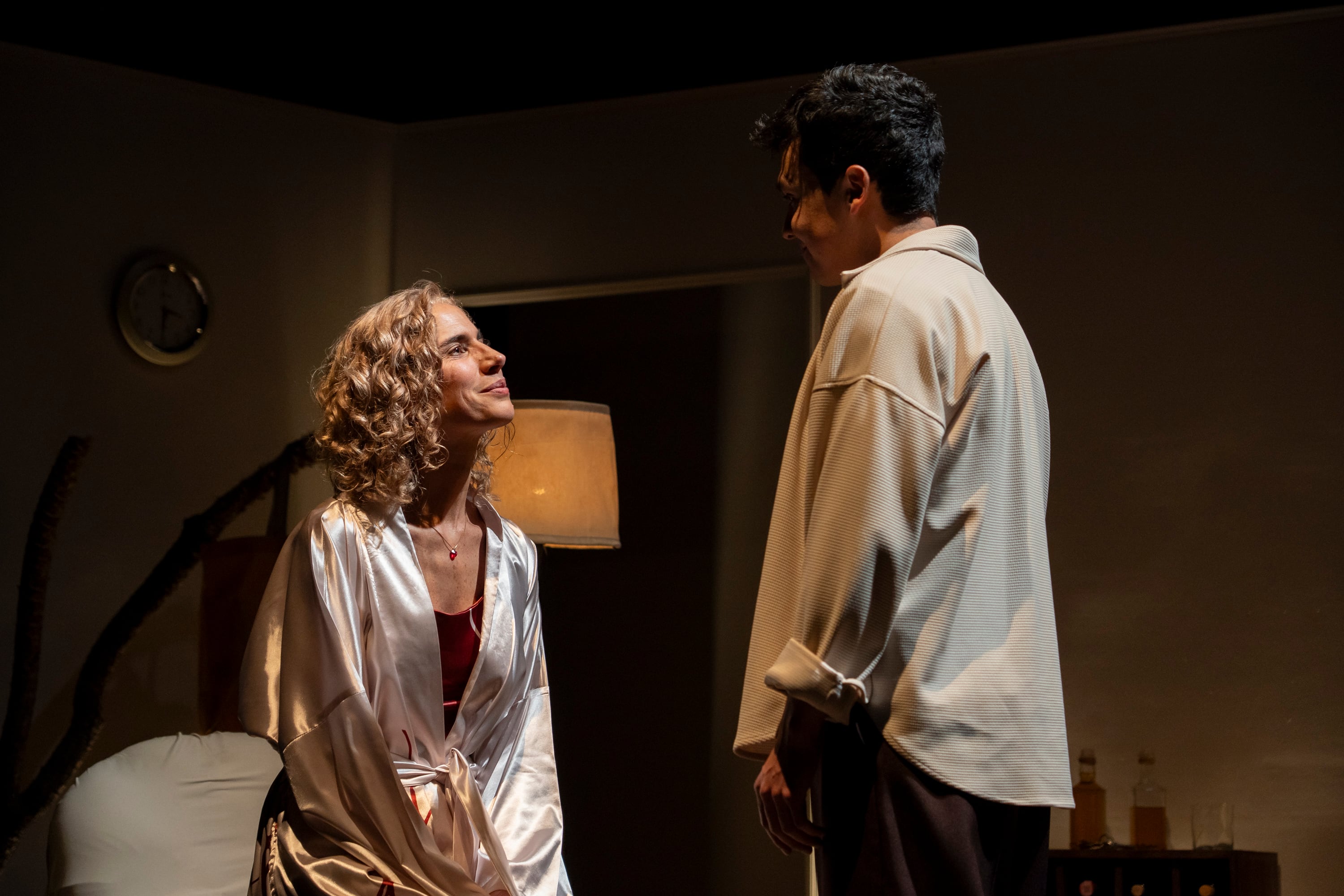 En una conversación íntima, Marcela y Santiago (Tatiana Rentería y Sebastián Moya) conjuran el momento en que el amor materno se enfrenta al dolor de soltar. Foto: Andrés Uribe Naranjo