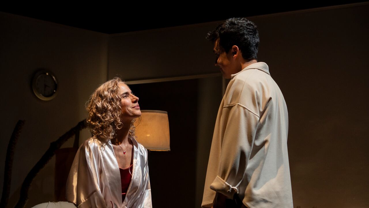 En una conversación íntima, Marcela y Santiago (Tatiana Rentería y Sebastián Moya) conjuran el momento en que el amor materno se enfrenta al dolor de soltar.