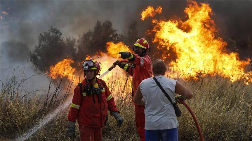 Las autoridades griegas evacuaron a cientos de personas por los incendios en el área de Kineta, al oeste de Atenas. Foto: Ayhan Mehmet/Anadolu