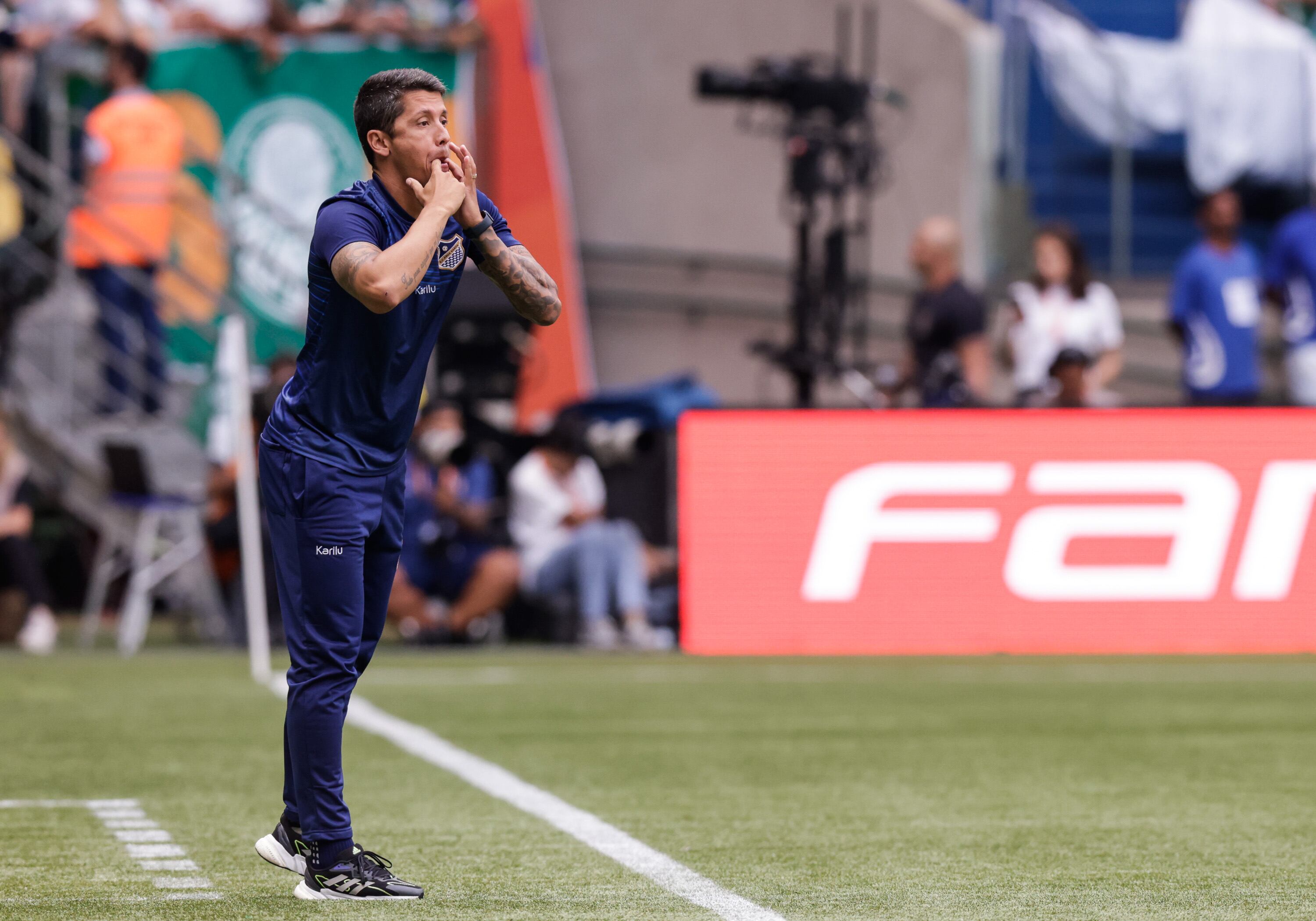 SAO PAULO, BRAZIL - APRIL 09: Thiago Carpini, head coach of Agua Santa gestures during the second leg of the Paulistao 2023 final between Palmeiras and Agua Santa at Allianz Parque on April 09, 2023 in Sao Paulo, Brazil. (Photo by Alexandre Schneider/Getty Images)